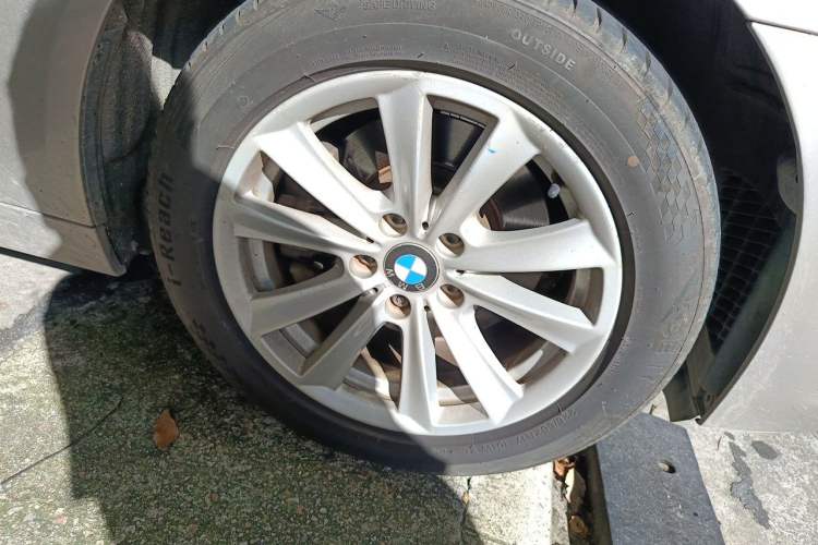 Used BMW 5 Series 2014 520Li Elegant Model Right Front Wheel Hub