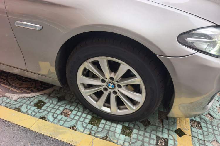 Used BMW 5 Series 2014 520Li Elegant Model Right Front Wheel Hub