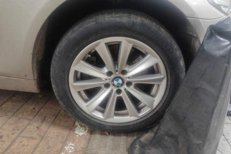 Used BMW 5 Series 2014 520Li Elegant Model Right Front Wheel Hub