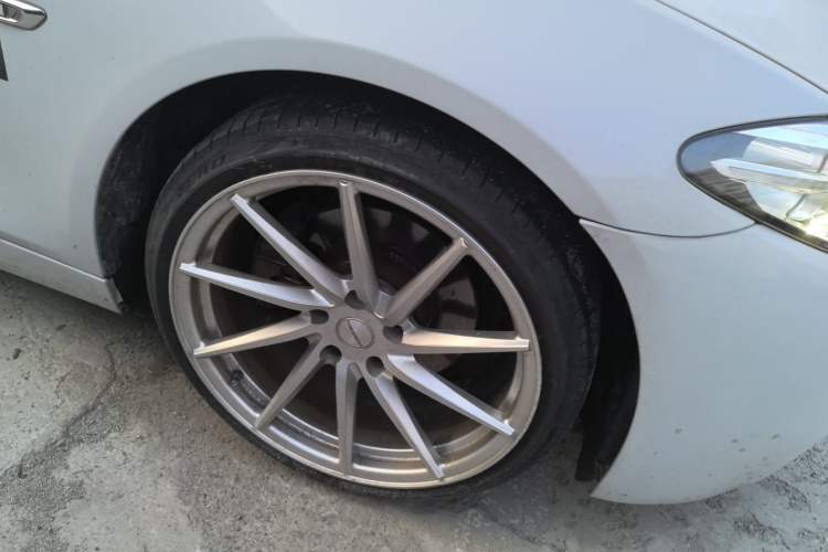 Used BMW 5 Series 2014 525Li Fashion Design Package Right Front Wheel Hub