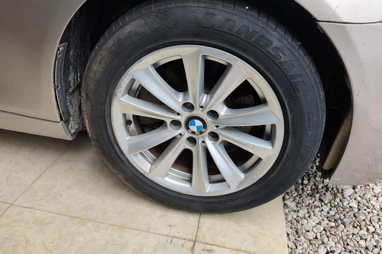 Used BMW 5 Series 2014 520Li Elegant Model Right Front Wheel Hub