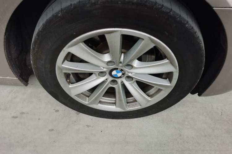 Used BMW 5 Series 2014 520Li Elegant Model Right Front Wheel Hub
