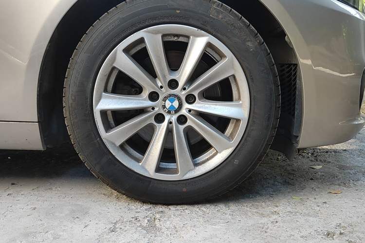 Used BMW 5 Series 2014 520Li Elegant Model Right Front Wheel Hub