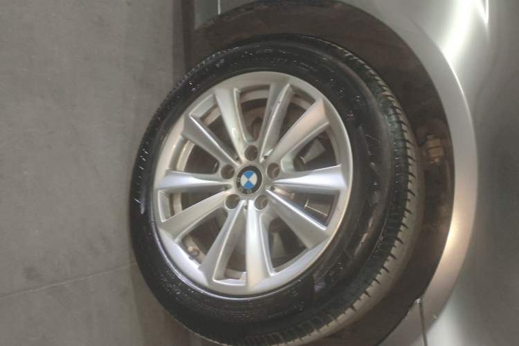 Used BMW 5 Series 2014 520Li Elegant Model Right Front Wheel Hub