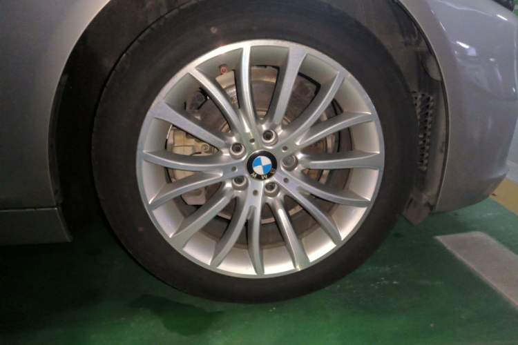 Used BMW 5 Series 2014 525Li Luxury Design Package Right Front Wheel Hub