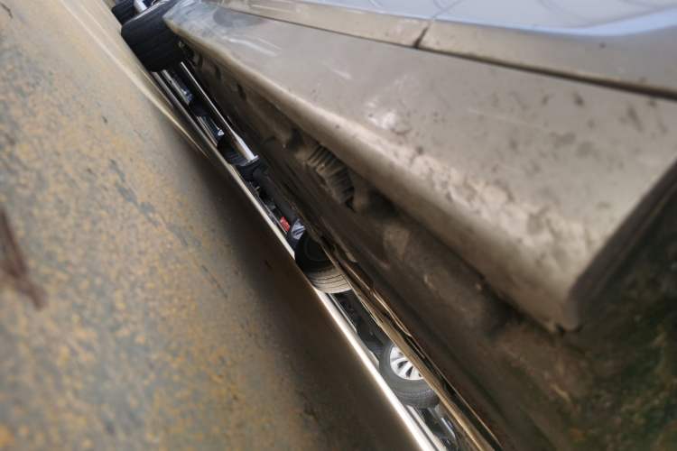 Used BMW 5 Series 2014 525Li Luxury Design Package Right Side Sill