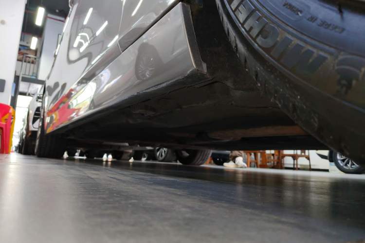 Used BMW 5 Series 2014 525Li Luxury Design Package Right Side Sill