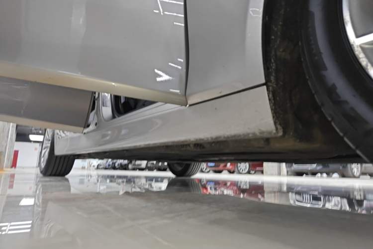 Used BMW 5 Series 2014 525Li Luxury Design Package Right Side Sill