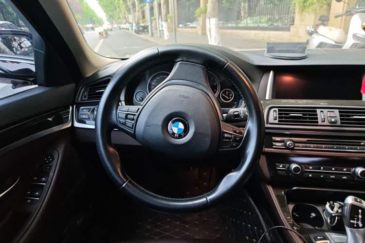 Used BMW 5 Series 2014 525Li Luxury Design Package Steering Wheel