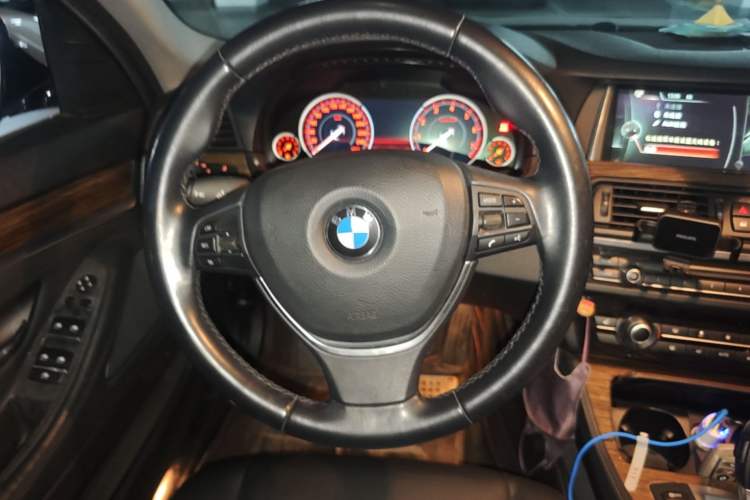 Used BMW 5 Series 2014 525Li Luxury Design Package Steering Wheel