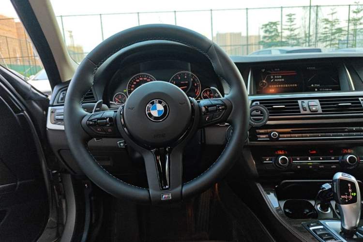 Used BMW 5 Series 2014 525Li Luxury Design Package Steering Wheel
