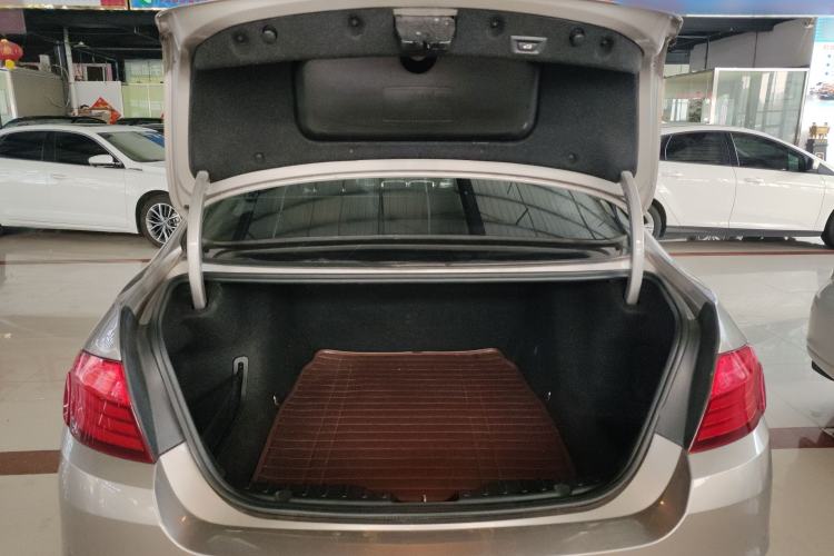 Used BMW 5 Series 2014 525Li Leading Model Trunk