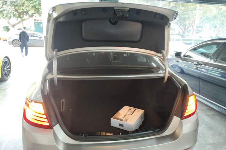 Used BMW 5 Series 2014 525Li Leading Model Trunk