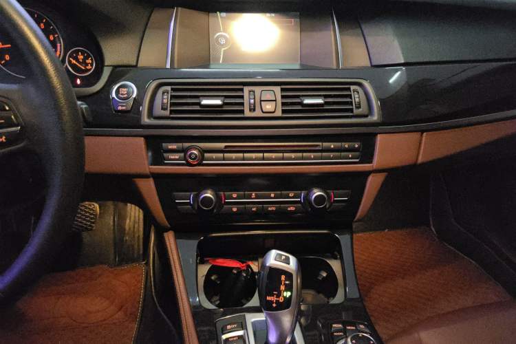 Used BMW 5 Series 2014 520i Elegant Edition Audio And AC Panel