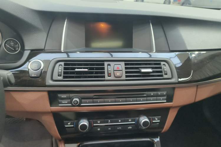 Used BMW 5 Series 2014 525Li Leading Model Audio And AC Panel