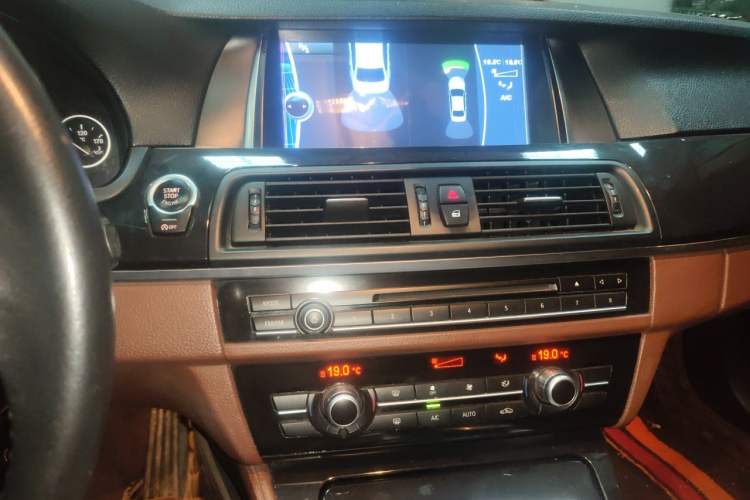 Used BMW 5 Series 2014 520i Elegant Edition Audio And AC Panel