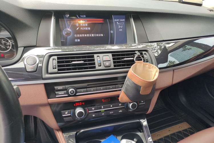 Used BMW 5 Series 2014 520i Touring Edition Audio And AC Panel