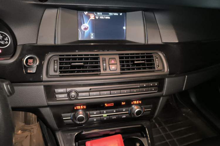 Used BMW 5 Series 2014 520i Elegant Edition Audio And AC Panel