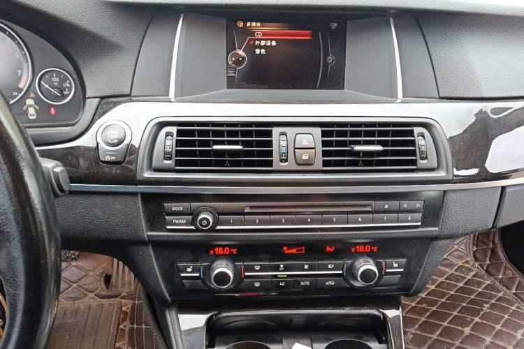Used BMW 5 Series 2014 525Li Leading Model Audio And AC Panel