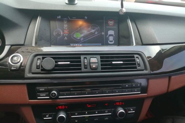 Used BMW 5 Series 2014 525Li Leading Model Audio And AC Panel