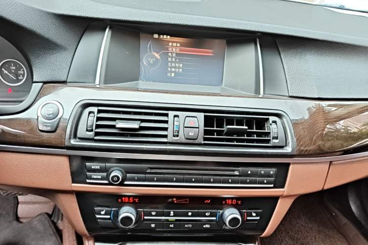Used BMW 5 Series 2014 525Li Leading Model Audio And AC Panel