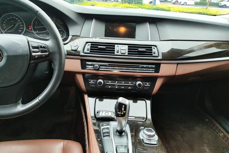 Used BMW 5 Series 2014 525Li Leading Model Audio And AC Panel