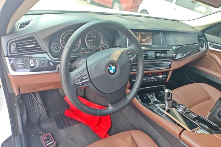 Used BMW 5 Series 2014 520Li Elegant Model Center Console
