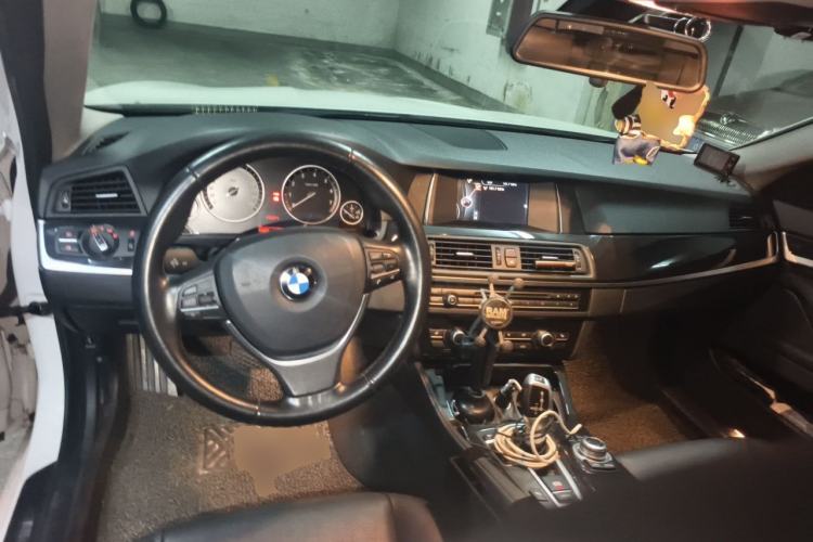 Used BMW 5 Series 2014 520i Touring Edition Center Console