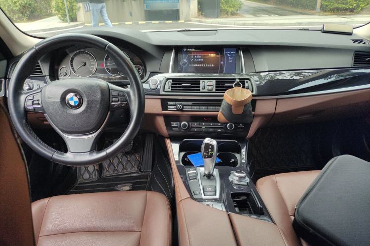 Used BMW 5 Series 2014 520i Touring Edition Center Console
