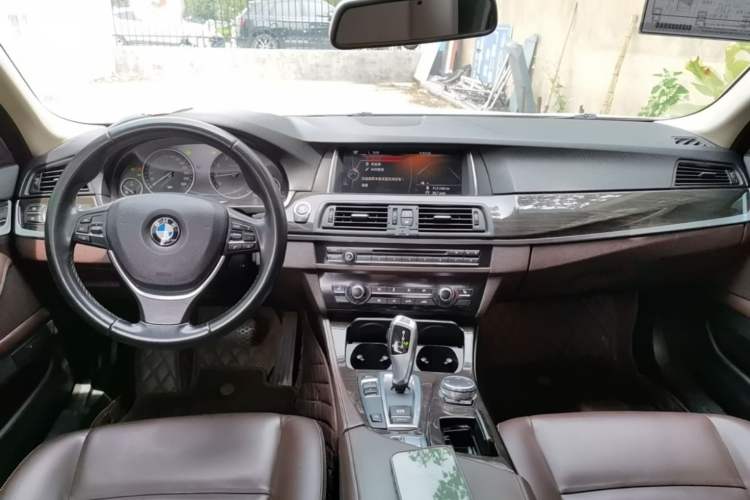 Used BMW 5 Series 2014 525Li Luxury Design Package Center Console