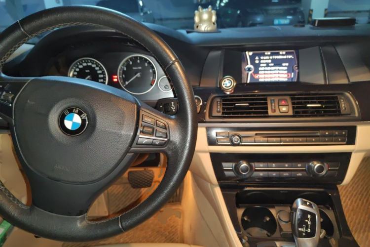 Used BMW 5 Series 2014 520Li Elegant Model Center Console