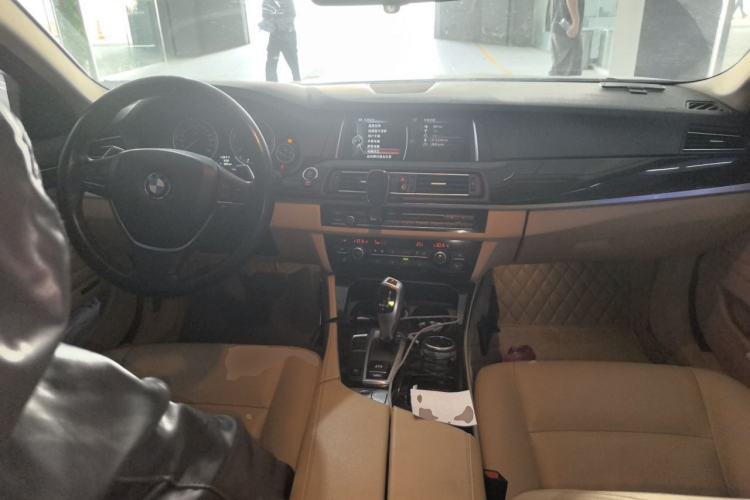Used BMW 5 Series 2014 535Li Leading Model Center Console