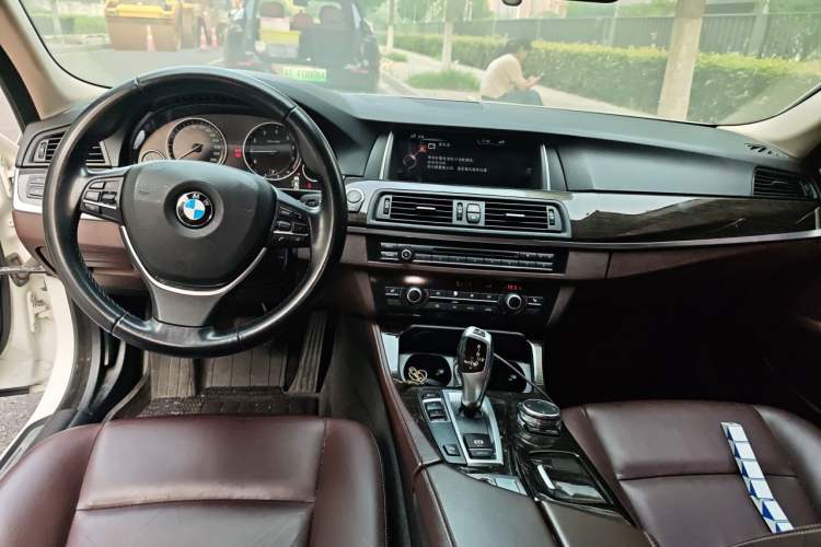 Used BMW 5 Series 2014 525Li Luxury Design Package Center Console