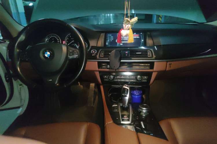 Used BMW 5 Series 2014 520i Touring Edition Center Console