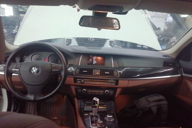 Used BMW 5 Series 2014 520Li Elegant Model Center Console