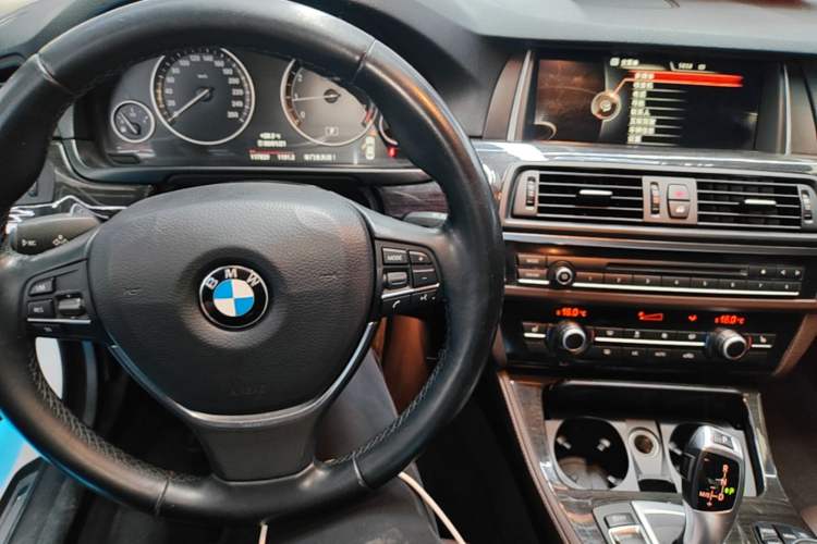 Used BMW 5 Series 2014 525Li Luxury Design Package Center Console