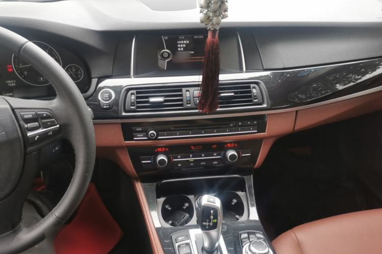 Used BMW 5 Series 2014 520Li Elegant Model Center Console