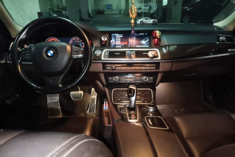 Used BMW 5 Series 2014 525Li Luxury Design Package Center Console