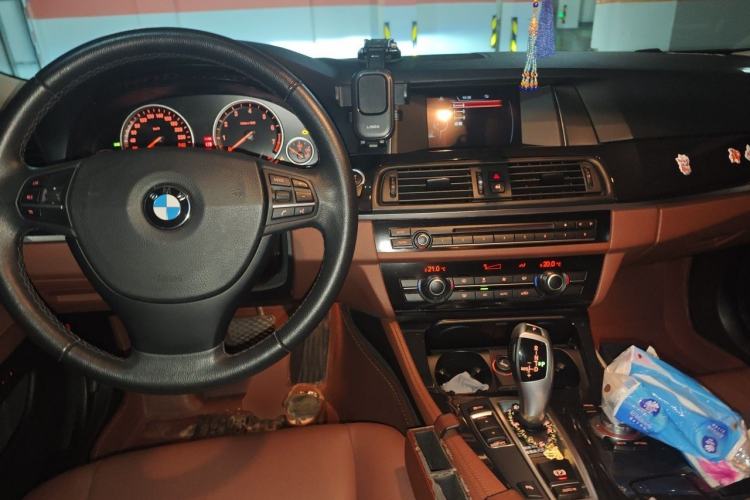 Used BMW 5 Series 2014 520Li Elegant Model Center Console