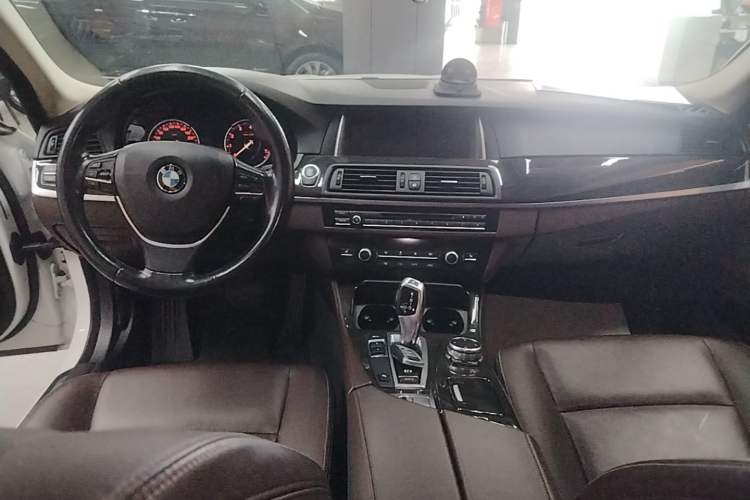 Used BMW 5 Series 2014 525Li Luxury Design Package Center Console