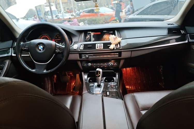 Used BMW 5 Series 2014 525Li Luxury Design Package Center Console