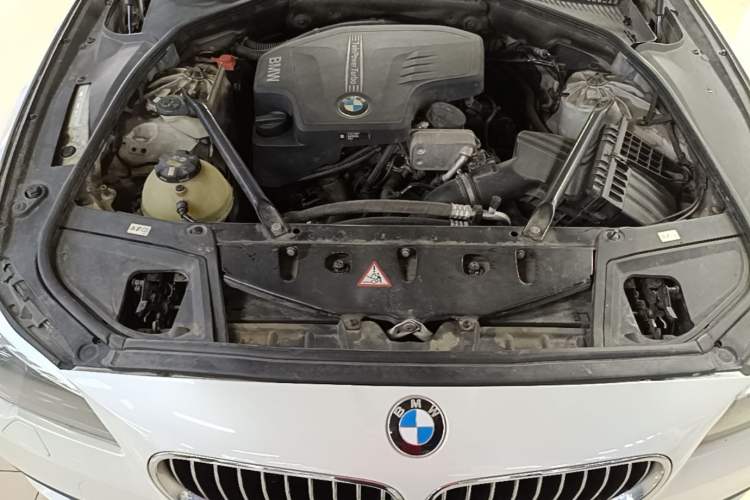 Used BMW 5 Series 2014 525Li Leading Model Engine Bay