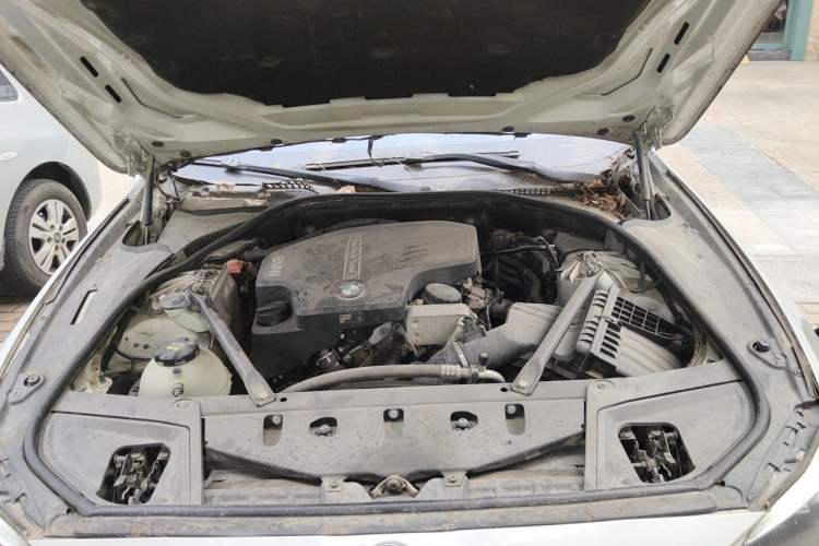 Used BMW 5 Series 2014 525Li Leading Model Engine Bay