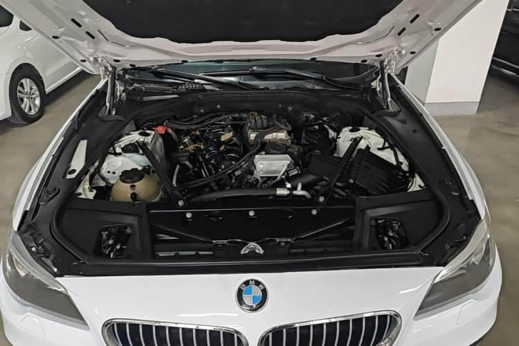 Used BMW 5 Series 2014 520Li Elegant Model Engine Bay