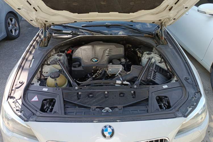 Used BMW 5 Series 2014 525Li Leading Model Engine Bay
