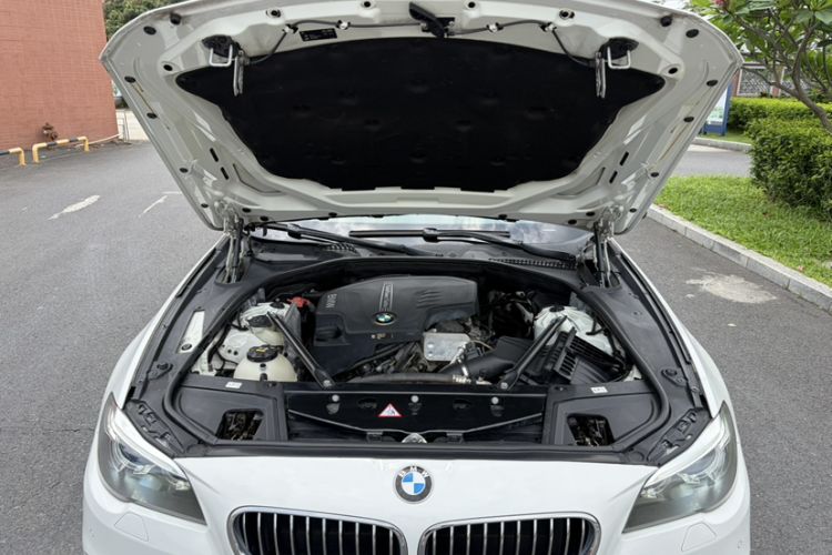 Used BMW 5 Series 2014 525Li Leading Model Engine Bay