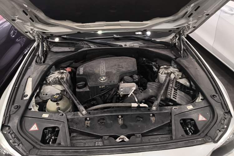 Used BMW 5 Series 2014 520Li Elegant Model Engine Bay