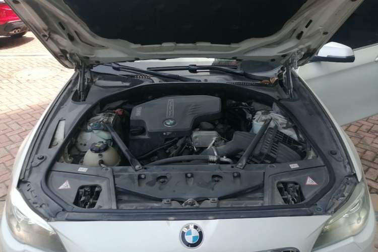 Used BMW 5 Series 2014 525Li Leading Model Engine Bay