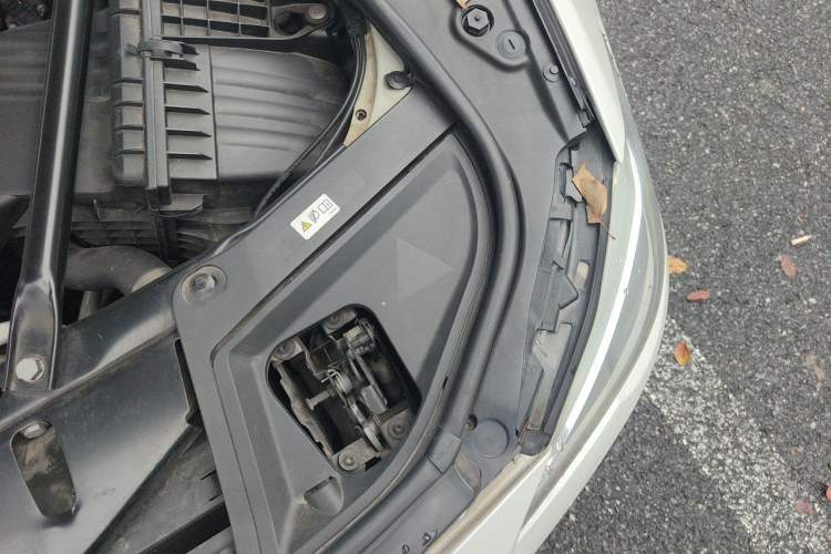 Used BMW 5 Series 2014 525Li Leading Model Engine Bay Left