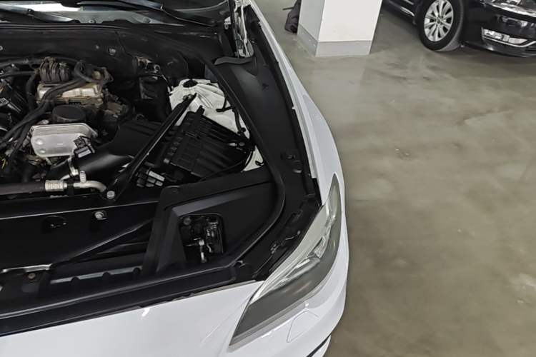 Used BMW 5 Series 2014 520Li Elegant Model Engine Bay Left